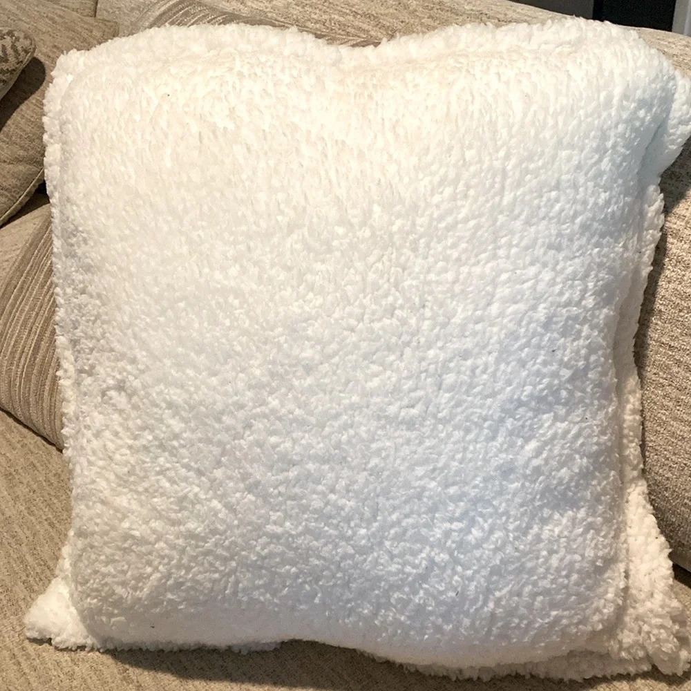 NWT Yellowstone Silk Touch Pillow With Sherpa Back, 22